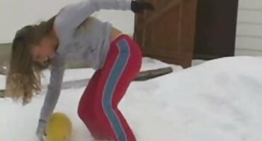 Padre follado hija rusa pelirroja en el agujero anal