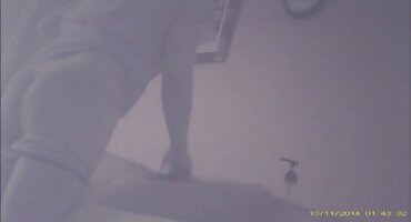 La mujer sabe qué hacer con su coño para tener un orgasmo