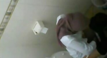 Hottie tiene poco de una polla para el sexo en grupo furioso