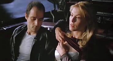 Para relajarse después del trabajo, una morena a veces necesita sexo en casa con un amigo