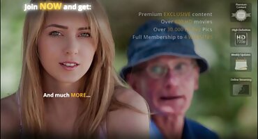 Durante el sexo, la morena desnuda sintió el semen en sus pantimedias