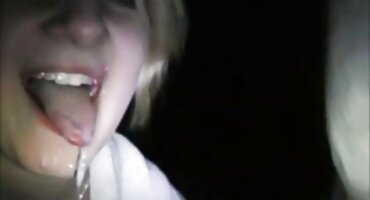 Chica joven tiene sexo con un chico en el baño