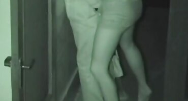 Chica con cabello rosado chupa pollas de chicos