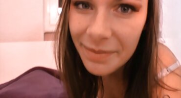 La mujer chupa una polla enorme y tiene sexo