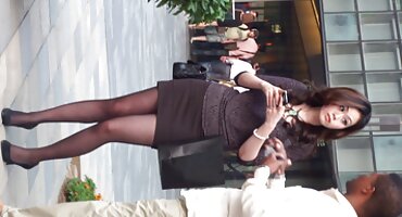 Macho experimentado sostiene a la bestia roja en sus brazos y folla en varias poses