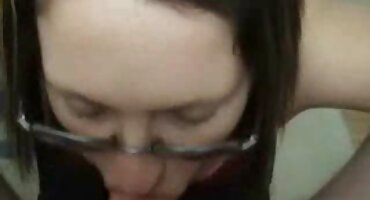 Ansioso por el sexo duro, el cónyuge se folla a la esposa al estilo perrito en la vagina