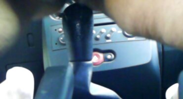 Joven sirvienta recibe una polla en la boca y el culo