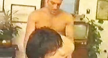 Una pareja bebió champán y un chico se folla a un joven borracho y se corre de esto