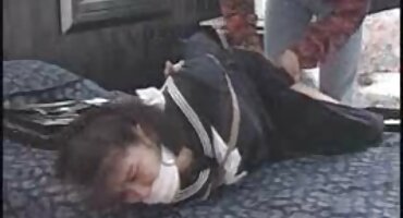 Chico joven se puso cachondo y comenzó a follar a la dama sin quitarse los pantalones