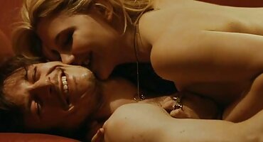 Pezones teniendo sexo en el sofá con chicos