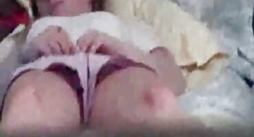 Una multitud de hombres en un Gangbang se abalanzó sobre una mujer y la folló