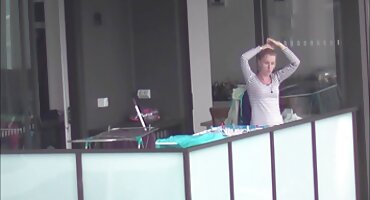 La chica le mostró al chico sus tetas y le masturbó el coño delante de él para que se la follara