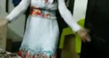 Chica pelirroja borracha se folla a un chico en el coño y el culo