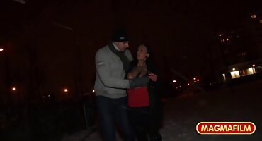 El tipo tiene sexo ruso con una MILF delgada