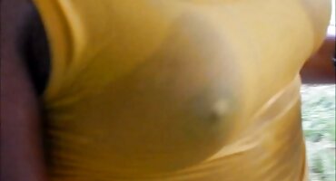 Mamá joven y apasionada dio en el culo y tuvo un orgasmo