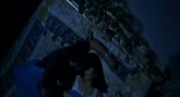 Pareja joven teniendo sexo.  El chico besa los pechos puntiagudos de la chica, folla, se pone de perrito y se corre en la boca