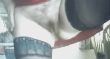 Muchos chicos follan apasionadamente a chicas jóvenes en medias que están tan cachondas