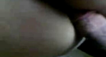 Morena madura rusa desnuda chupó la polla de un chico y le dio Anal