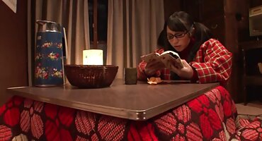 Rubia se folla a una colegiala traviesa desnuda con un palo de mierda