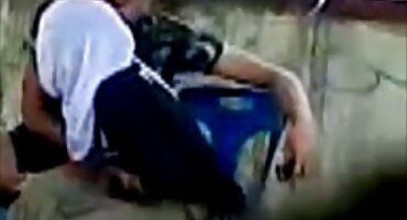 Joven chupapollas en traje de zorro chupa suavemente