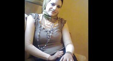 Chico tiene en la vagina bonita chica joven y se corre