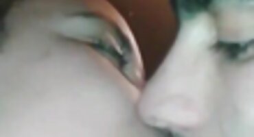 Dos chicos follan a una rubia flaca en el coño y el culo