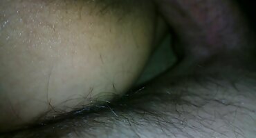 Hermosas chicas follando con su novio en la cama en coños