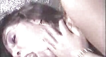 Rubia en medias blancas obedece a su amante y se la folla anal