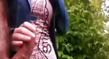 Encantadora morena muestra cómo follar anal