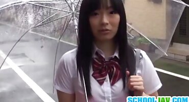 Una jovencita decide tener sexo anal y un chico la ayuda en esto