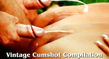 Tías maduras le hicieron una mamada a un joven amante y follaron con él