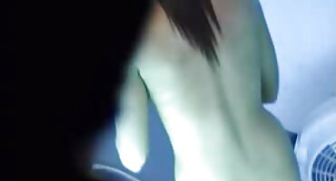 Hijo y mamá follan en la mesa después de la masturbación de la enfermera