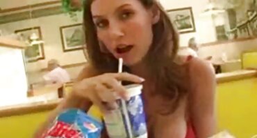 Habiendo arreglado el libertinaje con un hombre, una joven folla en el coño