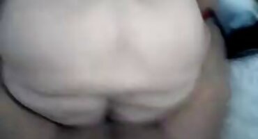 El chico mira a la chica en todas las grietas sin ceremonia