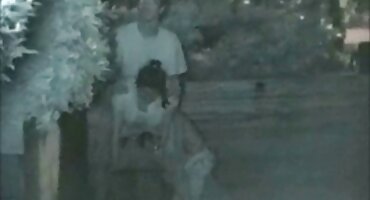 Hombre peludo se folla a la esposa dormida en el agujero anal