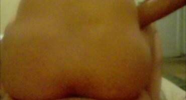 El chico conoció a la chica y la convenció de que chupara