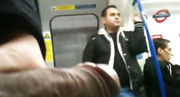 Chica joven tiene una gran polla en el culo