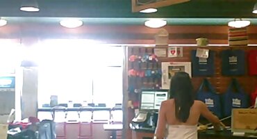 Adorable mamá se folla al mejor amigo de su hijo