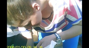 Nena rubia es follada por un chico sin quitarse las medias