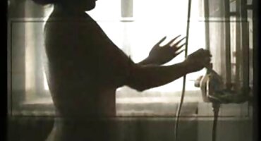 Chicas delgadas, pelirrojas y rubias juegan juntas, los chicos se unen a ellas y follan por todos los agujeros,