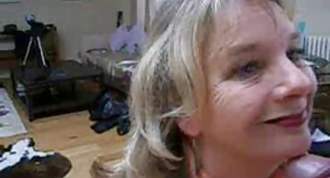 Hija ayudó a mamá a follarse con un strap-on y lamer su coño maduro