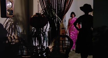 Madre pervertida seduce a su hija lesbiana para tener sexo con su amante