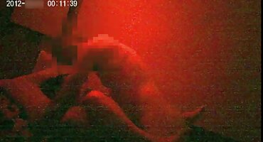 Al llegar después del trabajo, el marido insaciable se folló a su esposa en la cocina