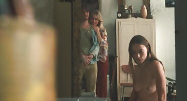 El hombre es follado por una hermosa morena esbelta y logra la felicidad