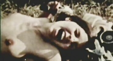 Hijo adulto se folla a mamá insaciable en casa en el sofá