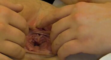 Mujer madura excitó a un chico joven y le dio un coño peludo