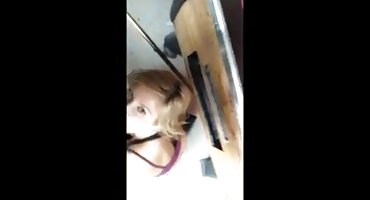 Después de la paja, la chica rusa le da a un hombre en el culo y él se corre en su cara