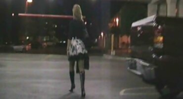 Milf rusa pide follar su culo en la oficina