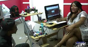 Chica le encanta chupar la polla en la mañana