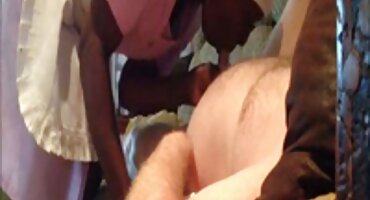 Dos mujeres en medias folladas en un sofá de cuero. Películas de lesbianas rusas